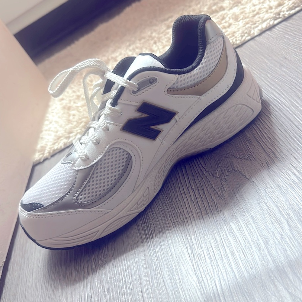 BIG KIDS’ NEW BALANCE 2002R CASUAL SHOES 

WHITE/BLACK/GOLD 

SIZE 7